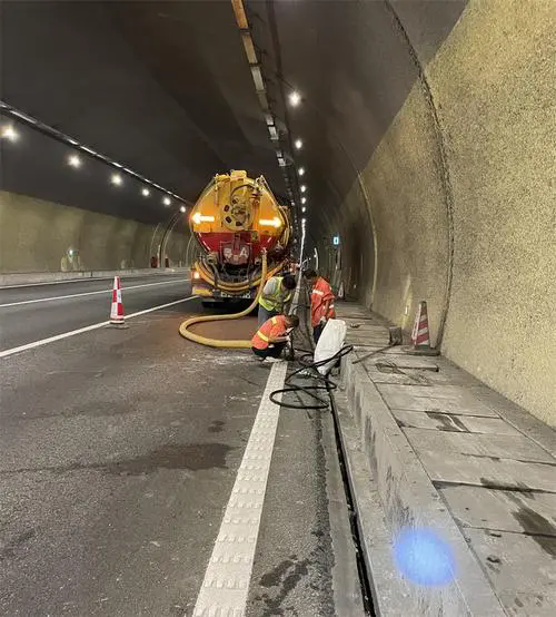 定远隧道排水渠清淤